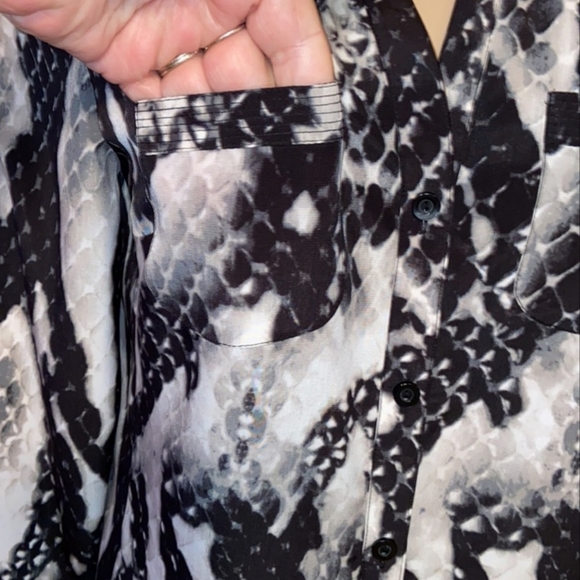 - Jones New York Long Sleeve V Button Front - Feels Like Silk - Picture 5 of 7